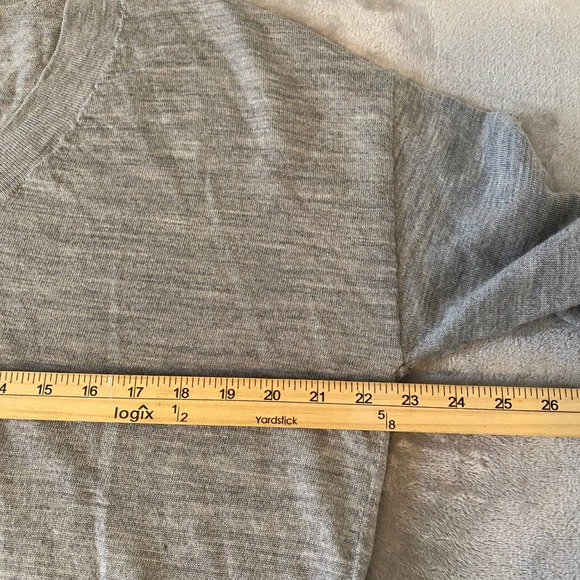 Banana Republic Sweater Womens Large Gray V-Neck 100% Merino Wool Relaxed Fit - Picture 11 of 11
